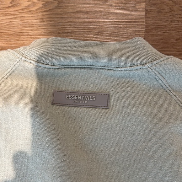 Essentials Crew Neck - Picture 5 of 5